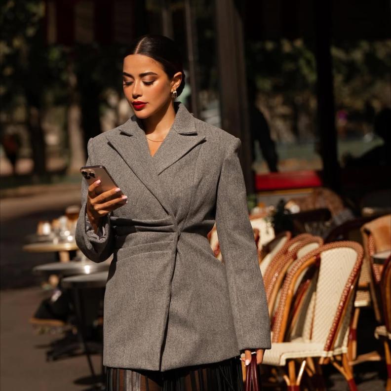 يارا السكري بمعطف قصير باللون الرمادي