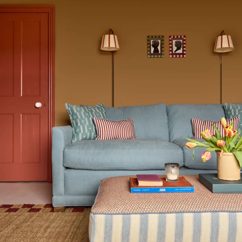 يجمع البني الكراميلي العميق بين الأناقة والدفء