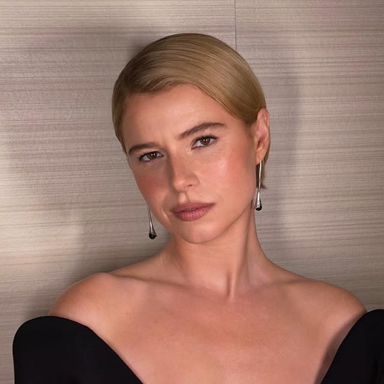 النجمة الايرلندية JESSIE BUCKLEY