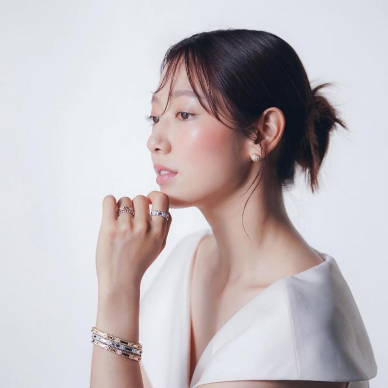  النجمة الكورية بارك شين هاي ذات البشرة الزجاجية تجسد فلسفة الجمال الكوري على أرض الواقع