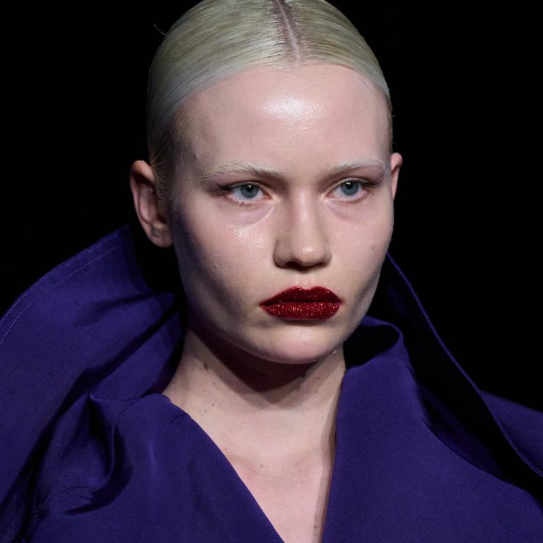 الوان احمر الشفاه الغليتر البراق من دار Prabal Gurung