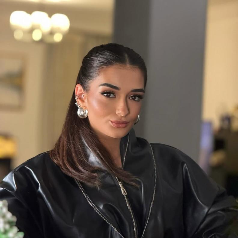 تنسق ملك زاهر الجلوس بطريقة شبابية