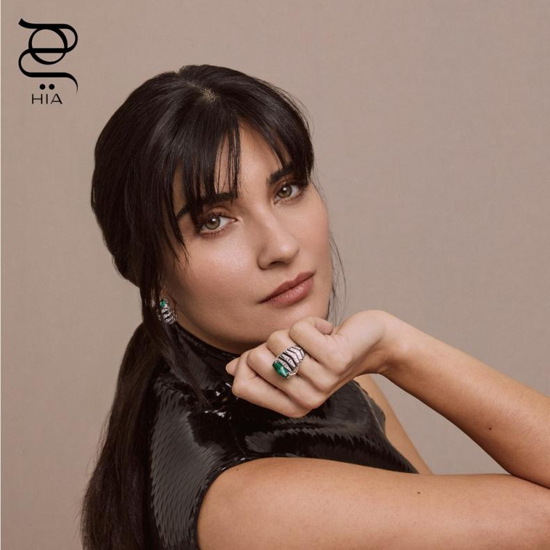 توبا بويوكوستن نجمة غلاف مجلة هي  تلهمنا بقواعد المكياج الناعم مع الشفاه المشرقة