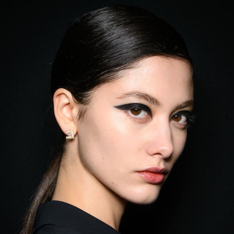 صيحة المكياج الأسود الدخاني على الجفون من دار Elisabetta Franchi