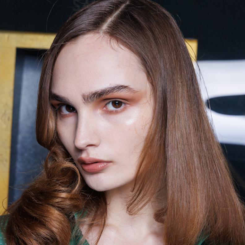 علاج فراغات الحواجب بطرق طبيعية من دار Conner Ives