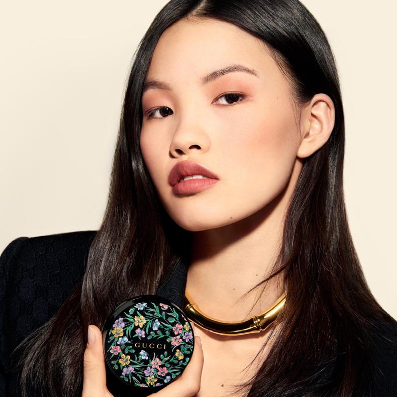 1 رئيسية يعيد كريم الأساس Gucci Éternité de Beauté Cushion تعريف الجمال بتركيبة تجمع بين الفعالية والعناية بالبشرة.