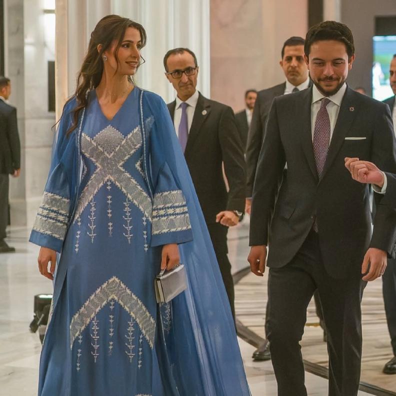 إطلالة مميّزة للأميرة رجوة برفقة زوجها الأمير حسين