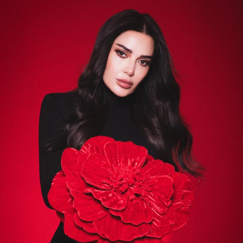 جمال النجمات في عيد الحب.. لمسات رومانسية بين البرونزي الناعم والشعر الويفي