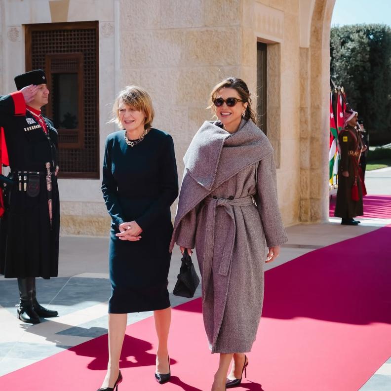 أحدثها بالمعطف الرمادي... شاهدي إطلالات الملكة رانيا الشتوية بستايل رسمي وراقي