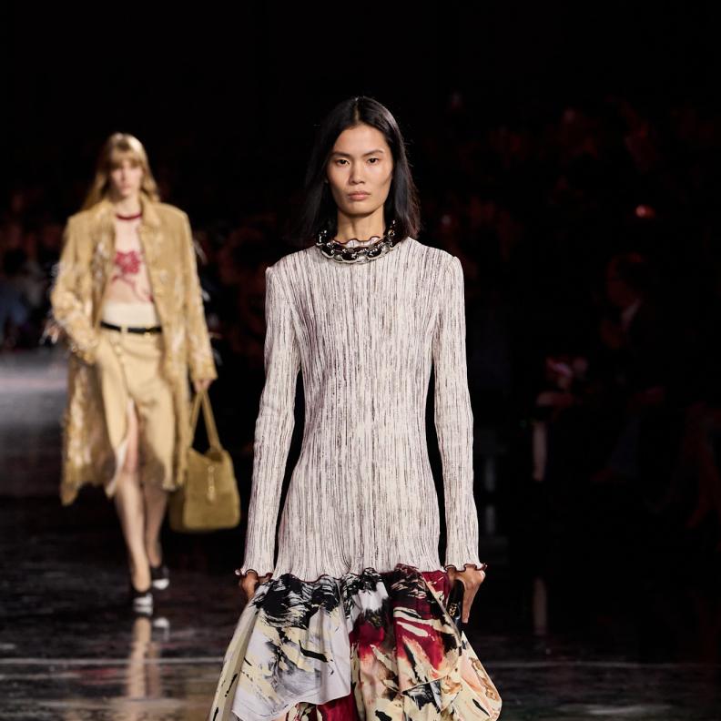  التنانير الكشكش من أساسيات إطلالة البوهيمية Chanel