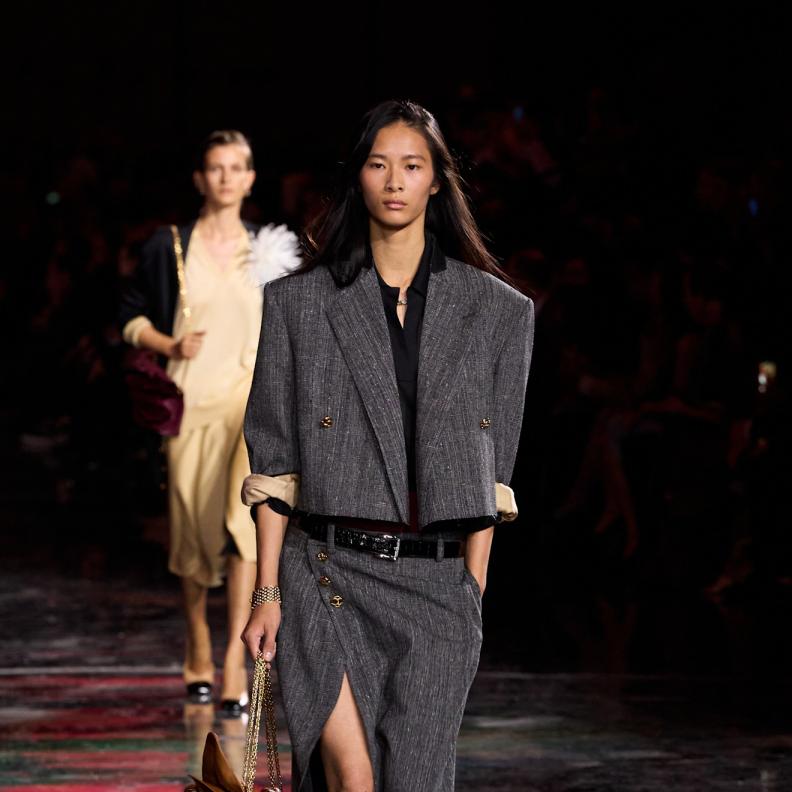 تنورة كلاسيكية بلمسة عصرية من Chanelمن مجموعة الأزياء الجاهزة لربيع وصيف 2026