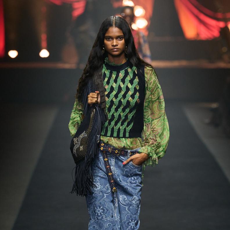 تنسيق بنطلون الدنيم من Etro 