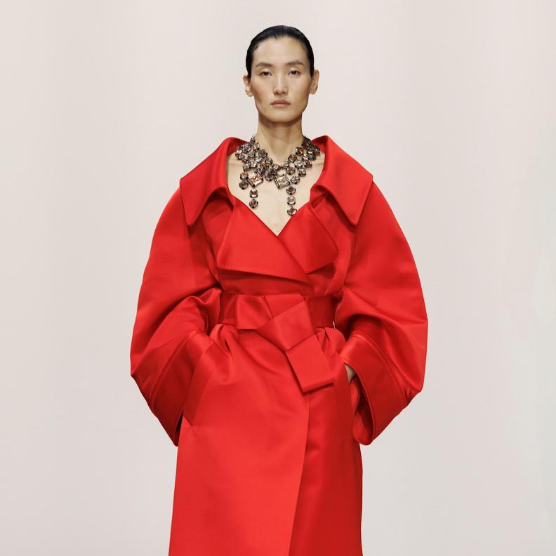 معطف أحمر طويل من Givenchy يشكّل محور الإطلالة بالكامل