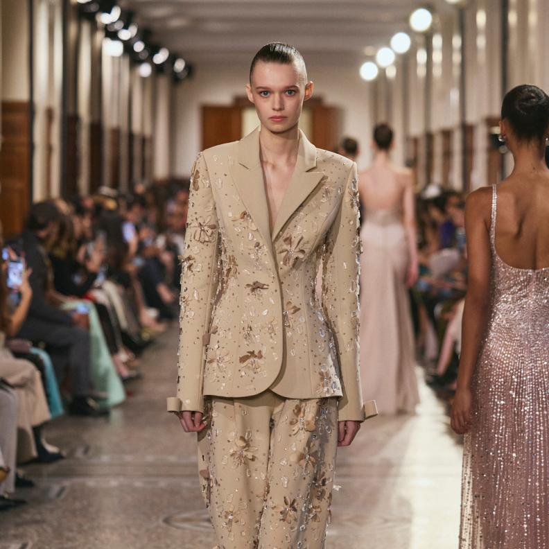 إطلالة من ‏Georges Hobeika‏ ضمن مجموعة الأزياء الجاهزة لربيع وصيف ‏‎2026‎