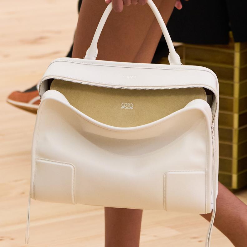 حقائب كبيرة لكن عملية من Loewe