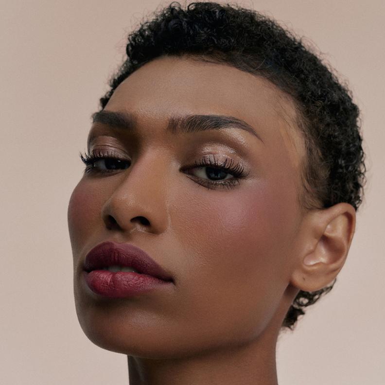 جلسة تصويرية خاصة لـ "هي" من CHANEL:  قوة الغموض وأناقة التمرد