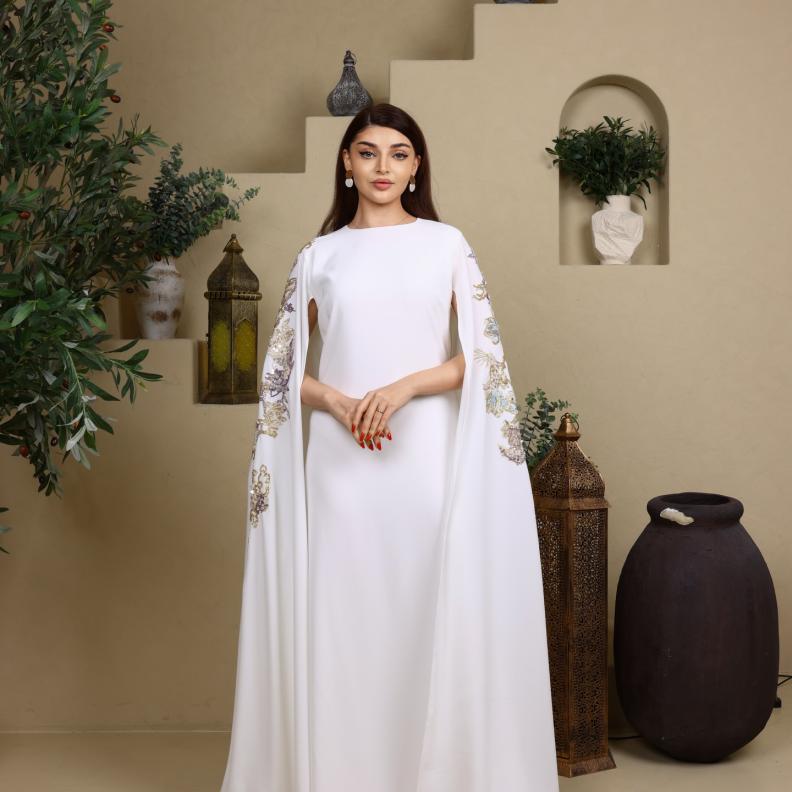 عباءة بيضاء مع أكمام مفتوحة وطويلة من Abayat Jadayel