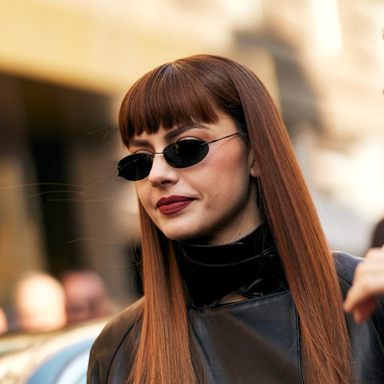 اللون النحاسي يمنح الخصل إشراقة واضحة وحركة بصرية تجعل الشعر يبدو أكثر حياة وديناميكية