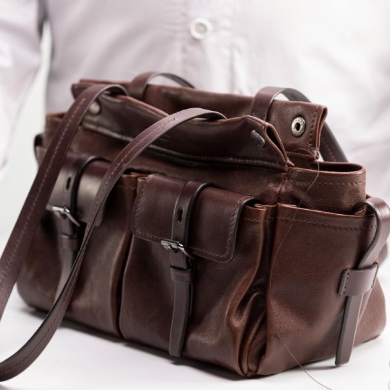 صور حصرية لمجلة "هي" من كواليس صناعة حقيبة ‏Prada Route‏ ‏