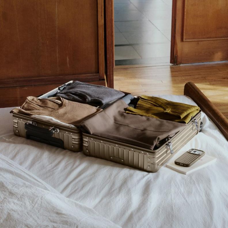 RIMOWA تُضفي لمسة التيتانيوم المميزة على مجموعة CLASSIC  الأيقونية