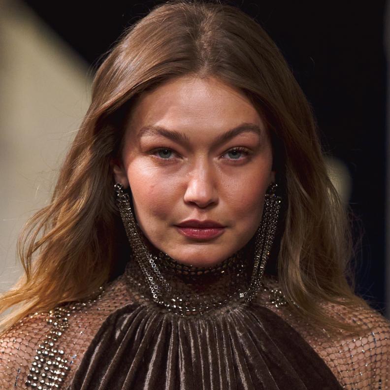 صيحات جمالية مشرقة في اليوم الاول من أسبوع الموضة لشتاء 2027