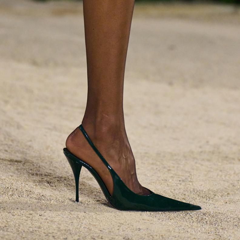 تنسيق لون كعب أسود مع الأحمر من Saint Laurent