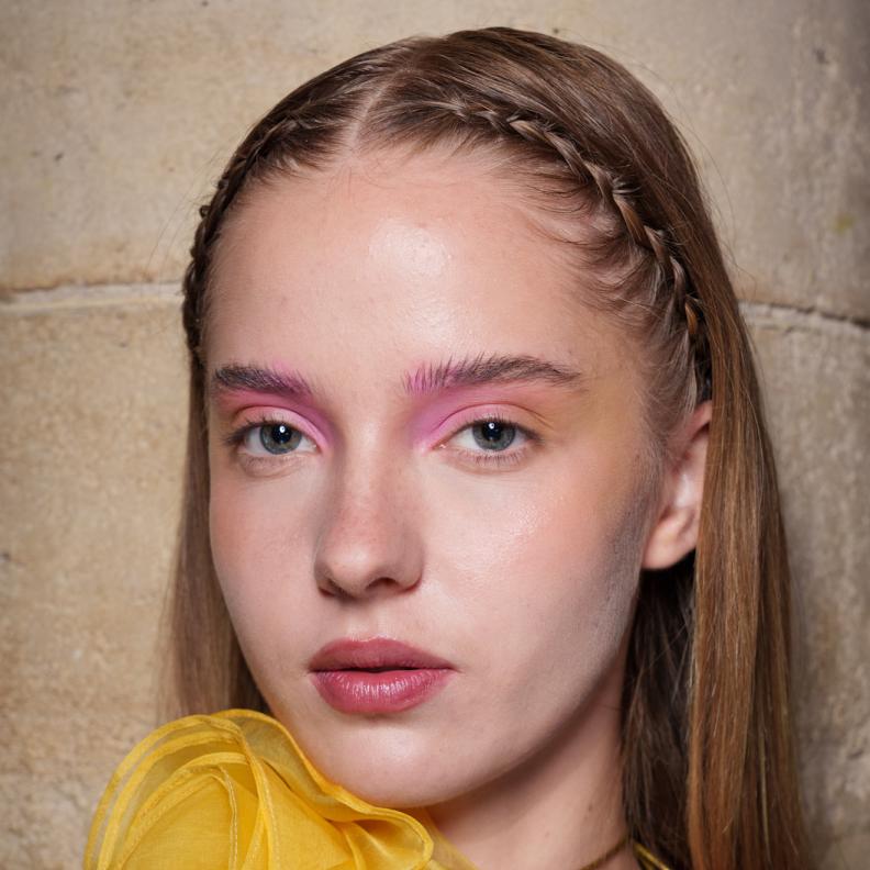 صيحات مكياج جديدة وألوان تمزج بين الزهري والبنفسجي لإطلالات الربيع