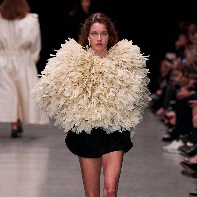 إطلالة من Stella McCartney