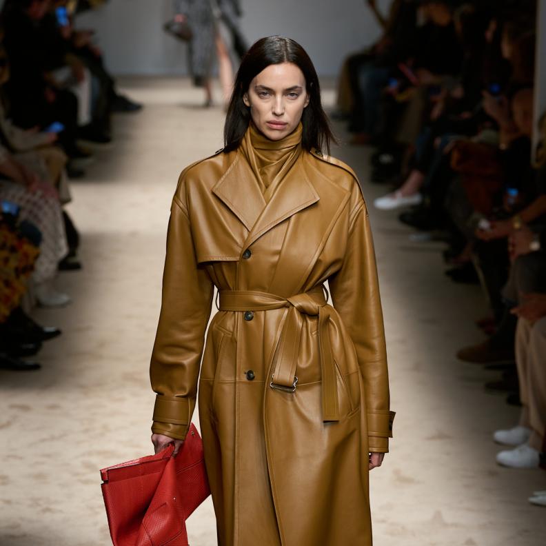 الترانشكوت الجلد تعبير عن الأنوثة المعاصرة في شتاء 2026