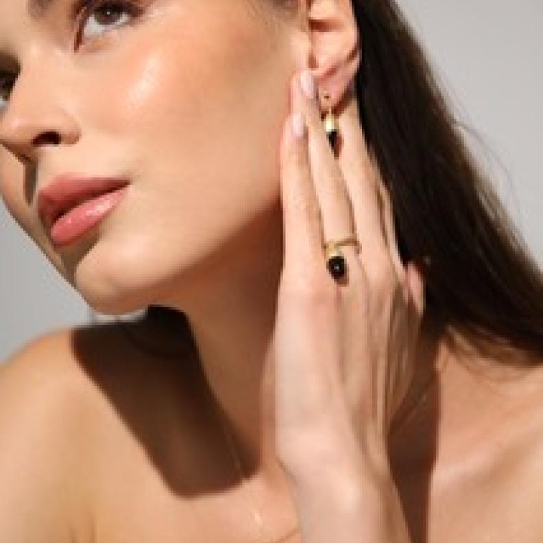 طقم من الحلق والسلسال والخاتم من تصاميم Ulia Jewelry