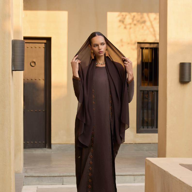 العباءة بتصميم ناعم وراقي من دار dal.thebrand