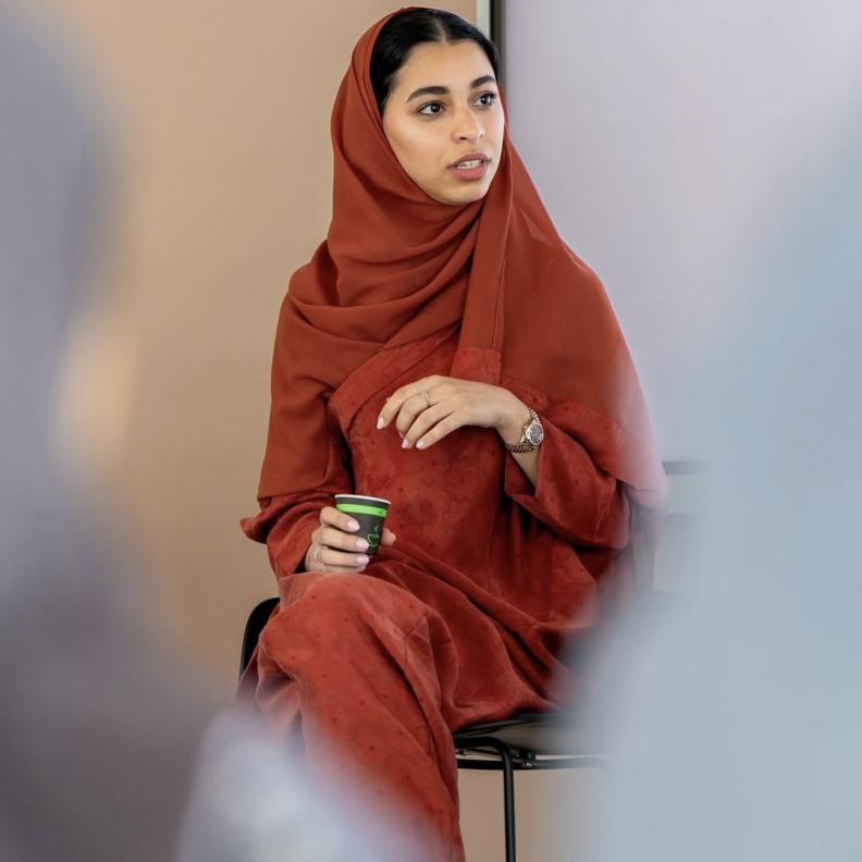 القيمة الفنية السعودية سارة العرفي لـ"هي": المعرض تجربة فكرية لا حدث بصري