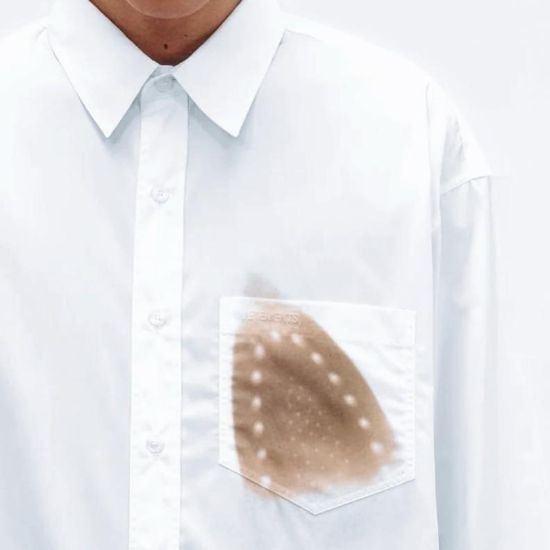 قميص من علامة ‏Vetements‏ ‏