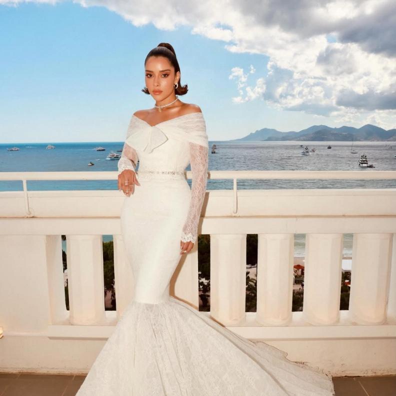 فستان ابيض عرائسي من بلقيس فتحي يغطيه الدانتيل