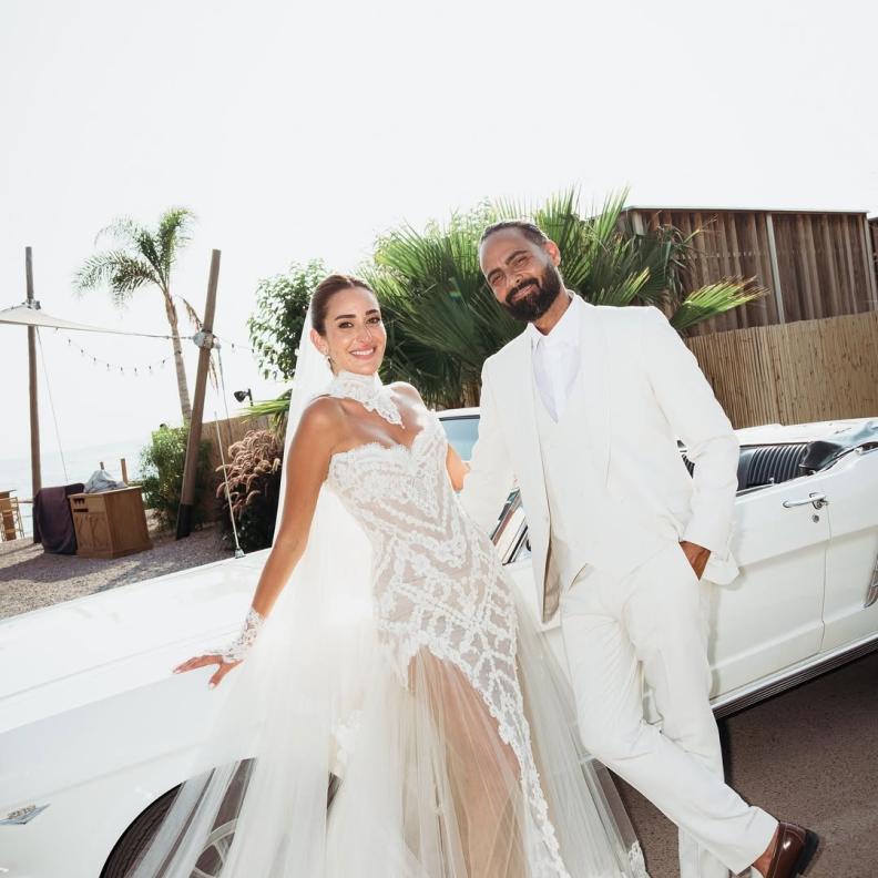 إلتقطت امينة خليل صورا رومانسية مع زوجها في حفل زفافها الثاني