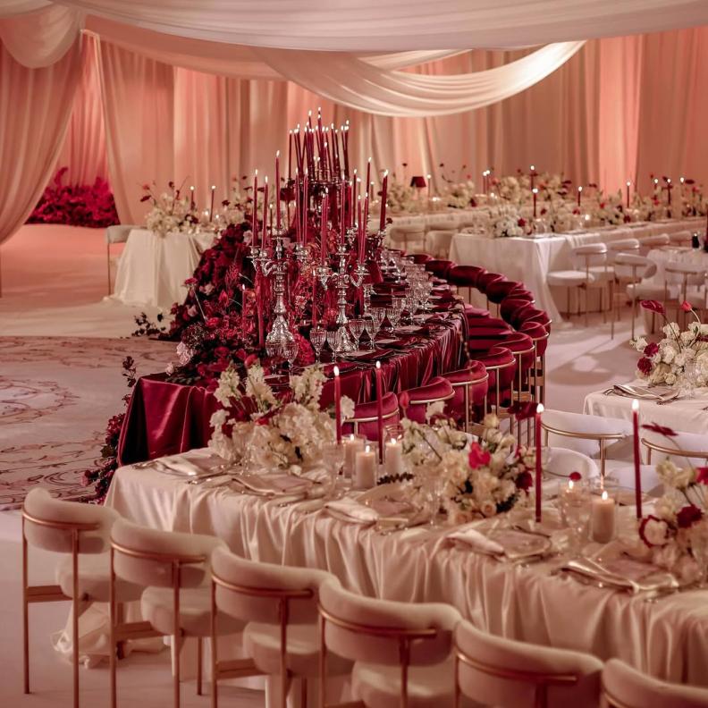 زينة طاولات بالأحمر- الصورة من Imad Kazan Events