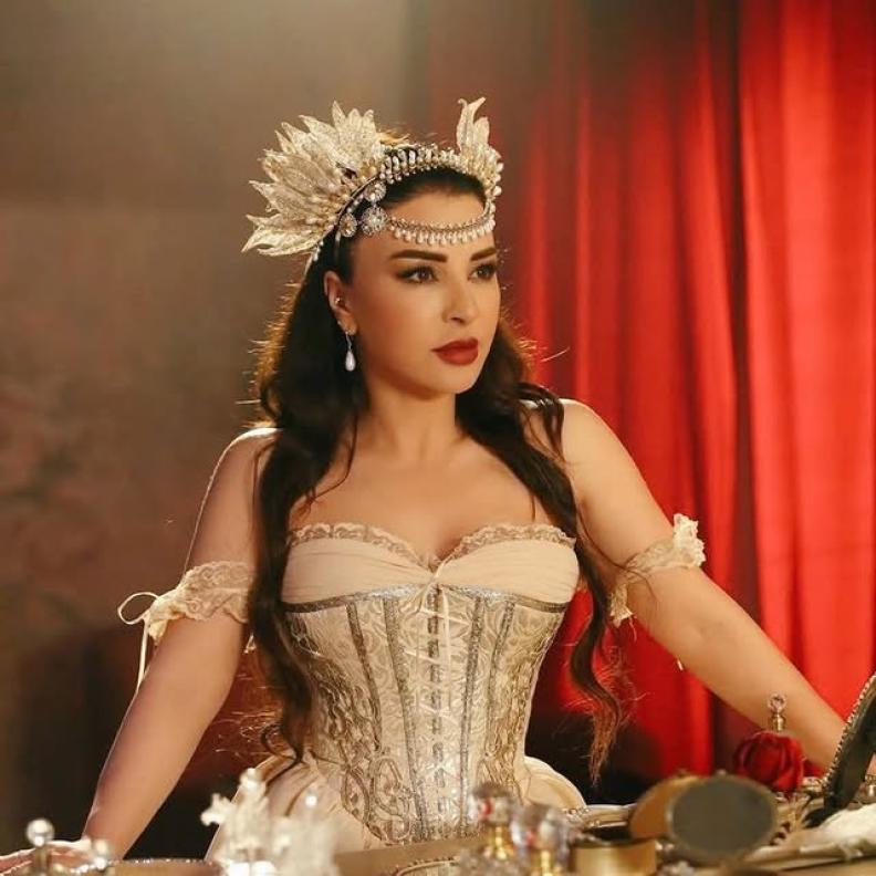 إطلالات أبطال مسلسل "بالحرام" بين الأزياء المسرحية والكاجوال وتتصدرهن ماغي بو غصن ..بالصور