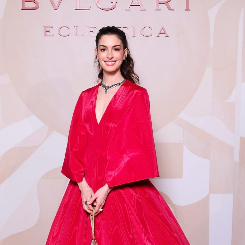 آن هاثاواي بثوب سهرة حالم من توقيع دار أزياء Valentino