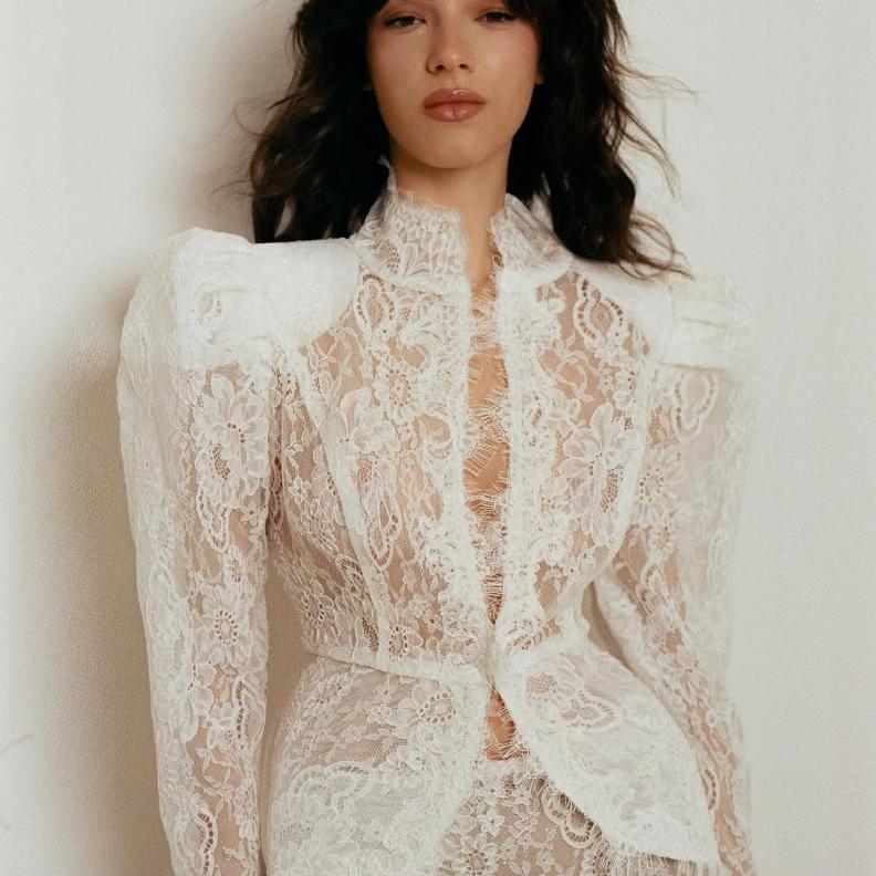 أكمام الدانتيل الدراماتيكية من AIKONI khachtrian