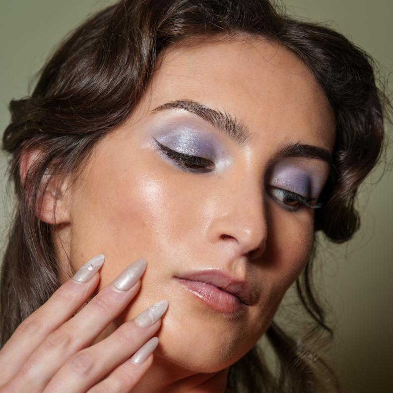 ألوان مناكير رمادية لماعة من دار Andrew Kwon_0.jpg 