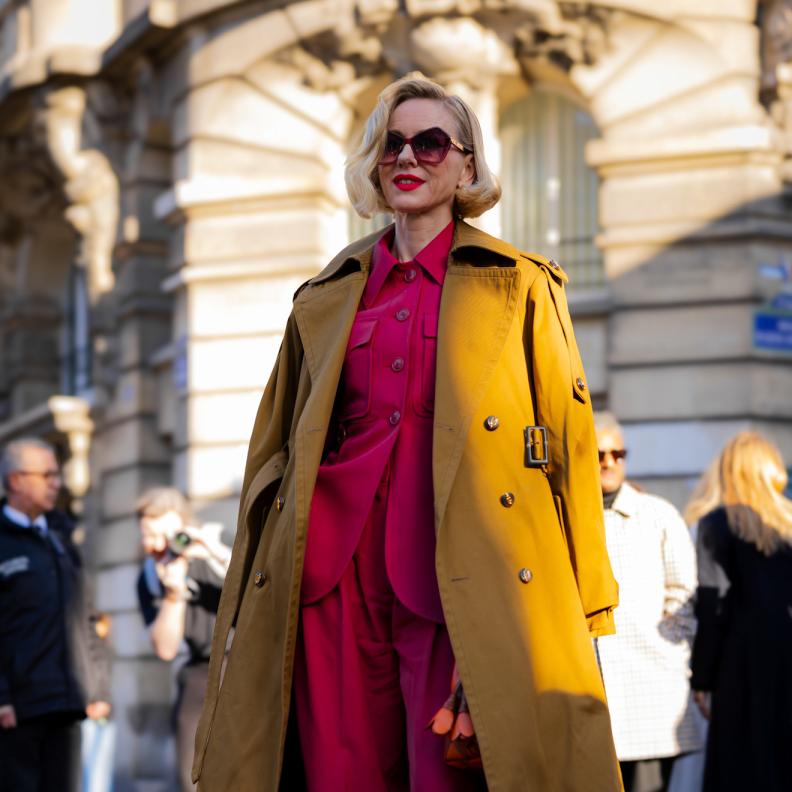 الأم العصرية اليوم لم تعد مضطرة للاختيار بين الأناقة والراحة، فبين مسؤوليات العمل أو العائلة والاهتمام بالأطفال، ‏يمكن ‏لكل أم أن تحافظ على أسلوبها الخاص وأن تعبّر عن شخصيتها من خلال أزياء تعكس ذوقها وحيويتها. السر لا ‏يكمن في ‏امتلاك خزانة مليئة بالملابس، بل في معرفة كيفية تنسيق القطع بطريقة ذكية تجمع بين الكلاسيكية والحداثة.‏ ومن خلال عملي كمنسّقة أزياء، أرى أن لكل امرأة ولكل أم تحديداً بصمة أسلوبية فريدة. تطوير هذا الأسلوب لا ‏يحتاج إلى ‏تغييرات جذرية، بل إلى بعض اللمسات المدروسة التي تمنح الإطلالة توازن