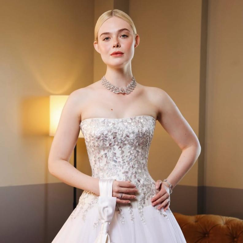 إيل فانينغ بفستان رقيق باللون الأبيض