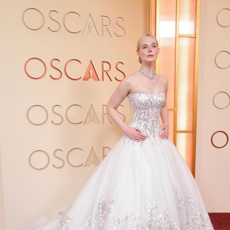 إيل فانينغ بفستان عرائسي أبيض