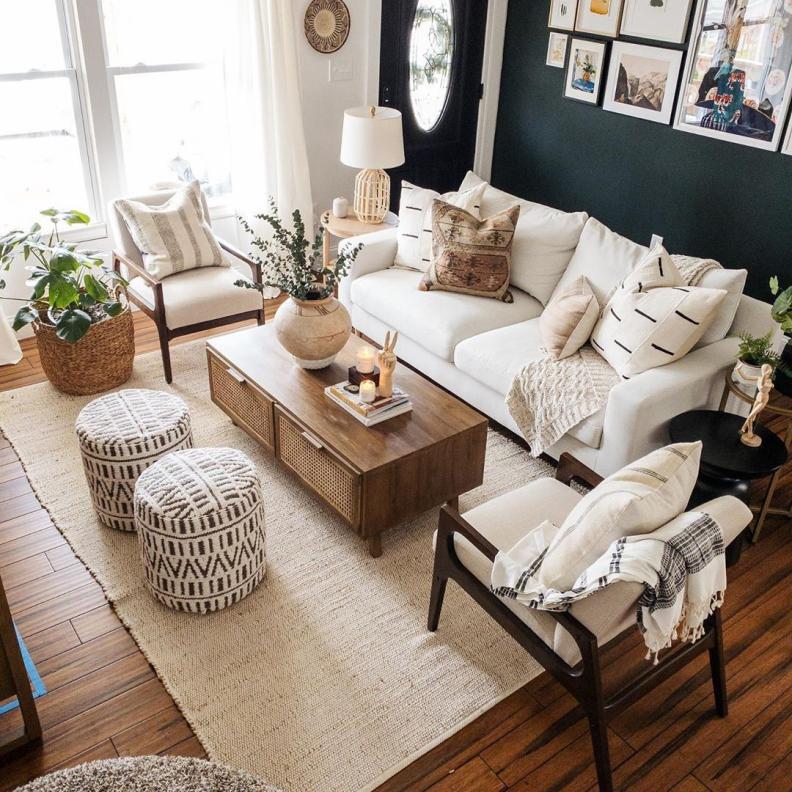 الأثاث الذي يعترض مسارات الحركة الطبيعية يجعل الغرفة تبدو مزدحمة