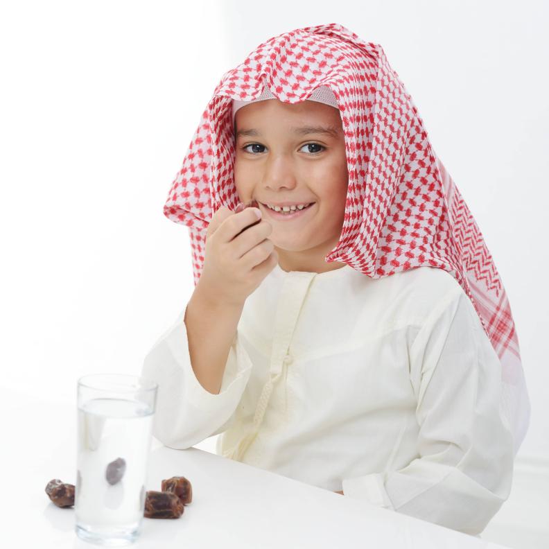 بالقدوة الحسنة والقصص التربوية الجميلة تزرعين حب الصيام في قلوب أطفالك