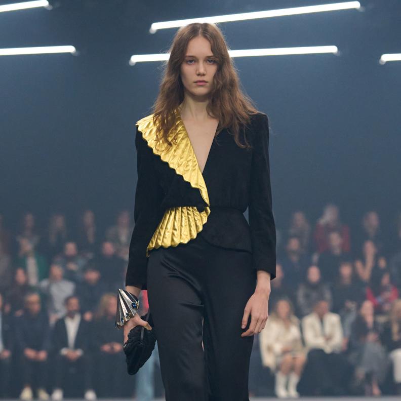 بدلة نسائية بتفاصيل معدنية من ‏Valentino