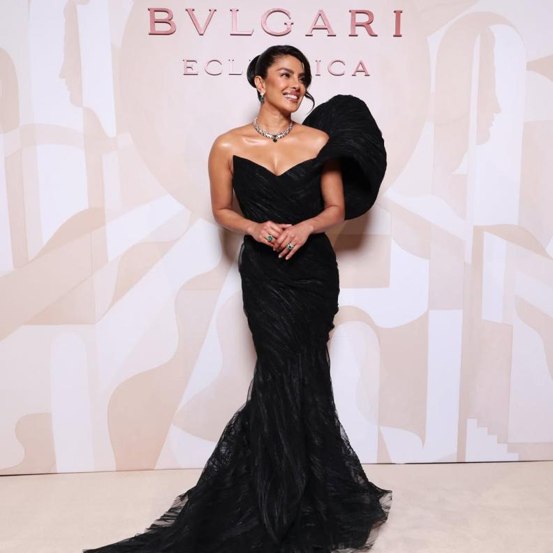 بريانكا شوبرا بثوب سهرة دراماتيكي باللون الأسود