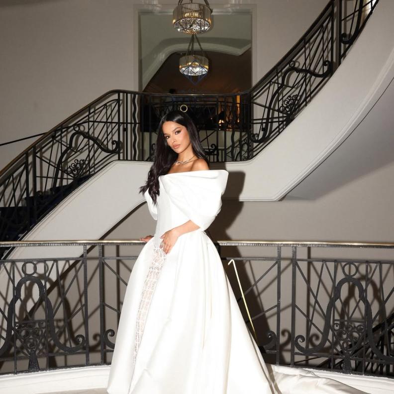 تالا العقيل ثوبا دراماتيكيا باللون الأبيض الموحد