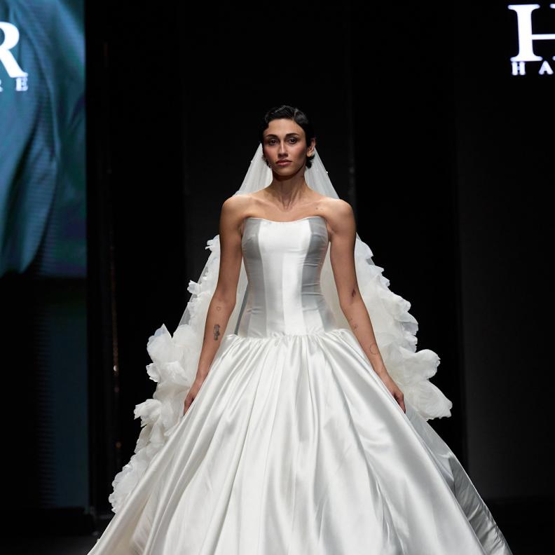 تحفة هندسية في عروض Hazar Couture