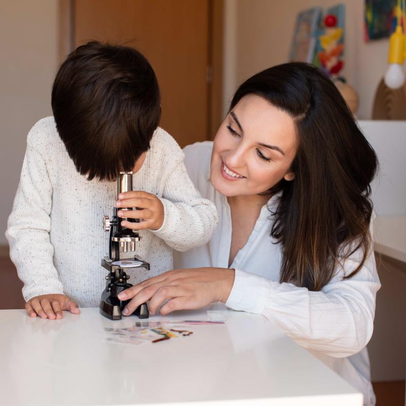 تعليم العلوم البسيطة للأطفال وعمل تجارب معهم يحقق لهم متعة كبيرة